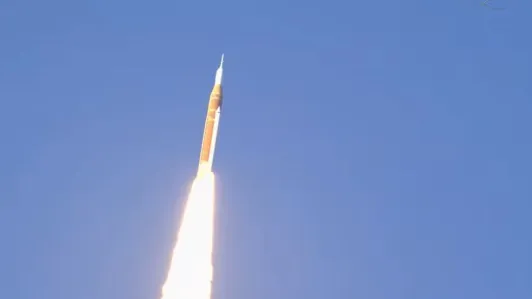 Nasa lança foguete da missão Artemis 2 rumo à Lua após 53 anos da Apollo 17